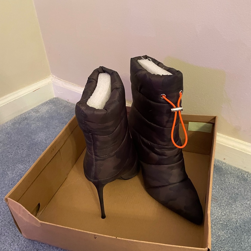Guess camo puff boots! Brand new never worn!